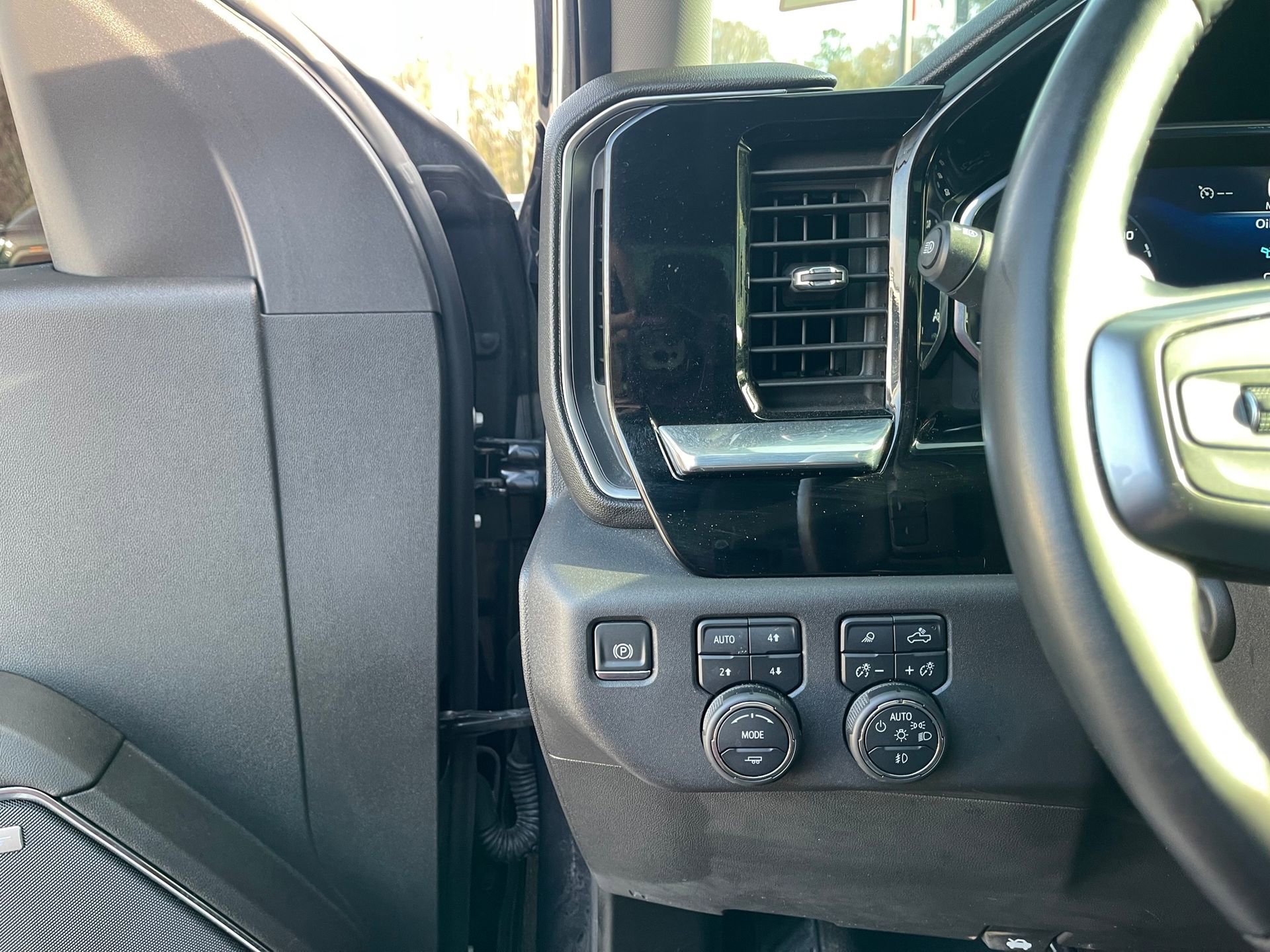 Used 2024 Chevrolet Silverado 1500 LTZ w/ Z71 Off-Road Package image 18