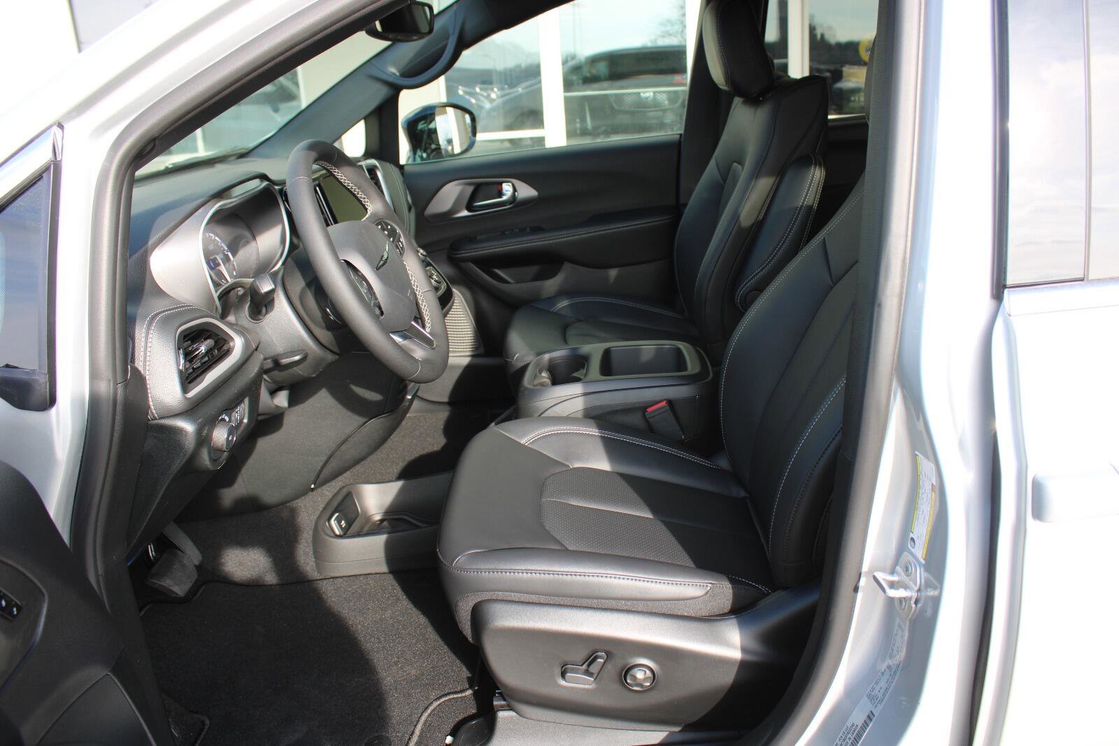 New 2026 Chrysler Pacifica Select image 12