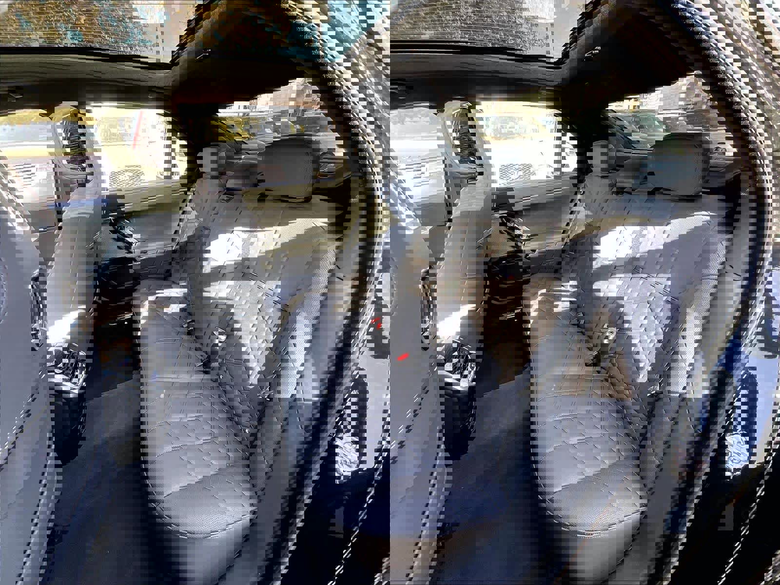 Used 2025 BMW 750e xDrive image 28