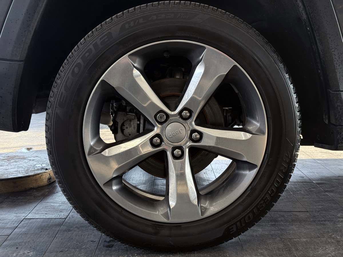 Used 2023 Jeep Grand Cherokee Laredo w/ Luxury Tech Group I image 37