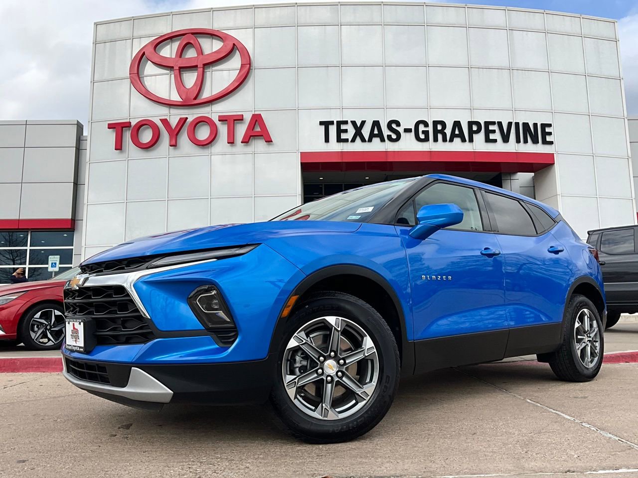 Used 2025 Chevrolet Blazer LT image 2