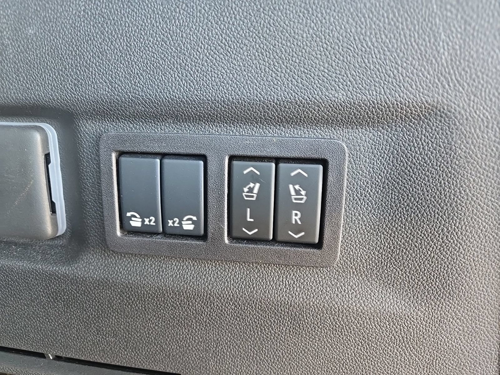 Used 2026 GMC Yukon XL AT4 w/ AT4 Premium Plus Package AWD/4WD image 9