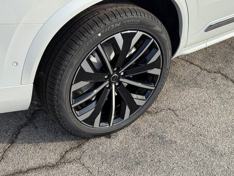 New 2026 Volvo XC90 T8 Plus w/ Protection Package Premier AWD/4WD image 4