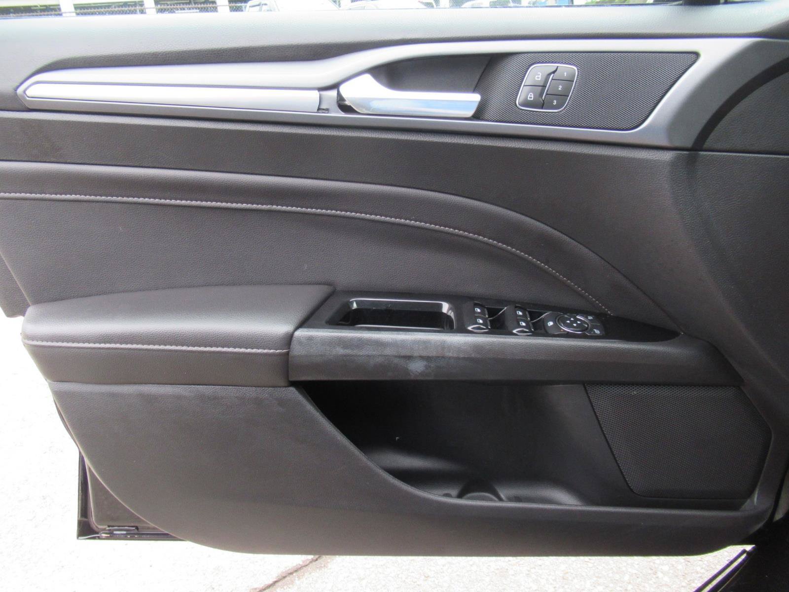 Used 2013 Ford Fusion Titanium w/ Titanium Driver Assist Pkg FWD image 22