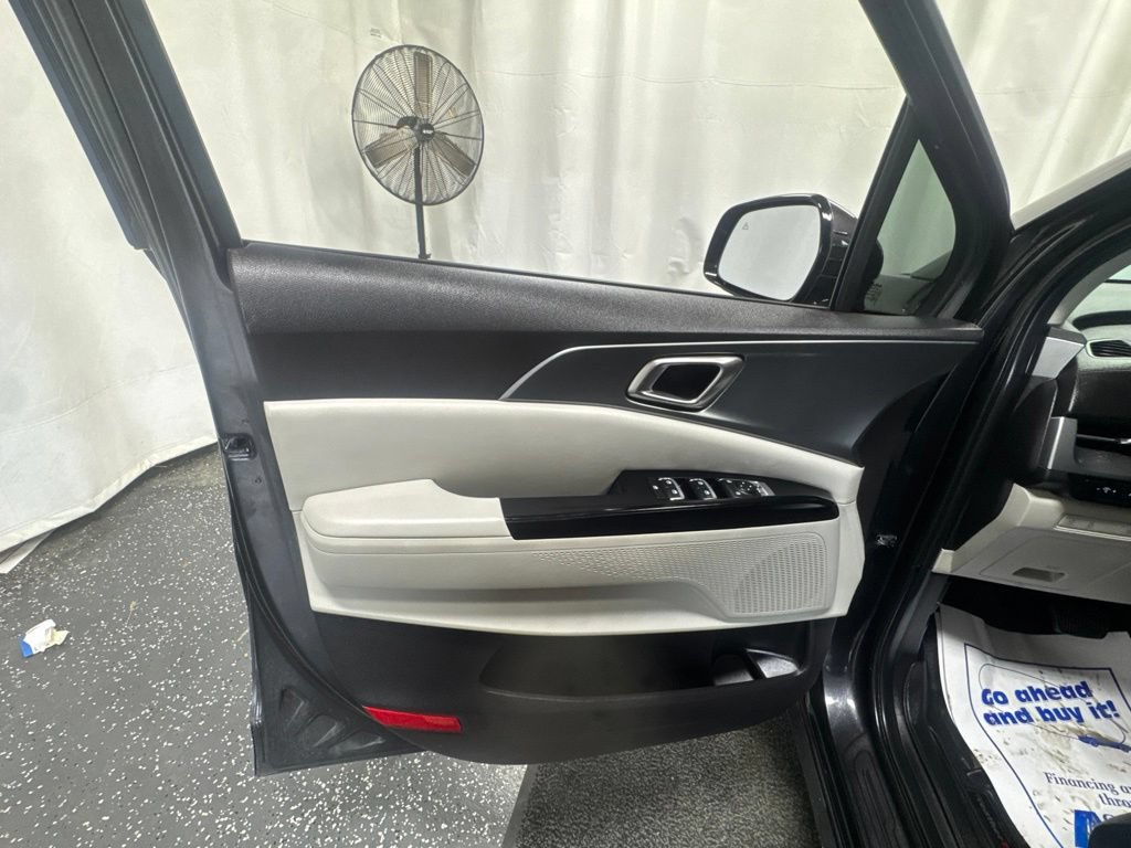 Used 2023 Kia Carnival LX FWD image 15