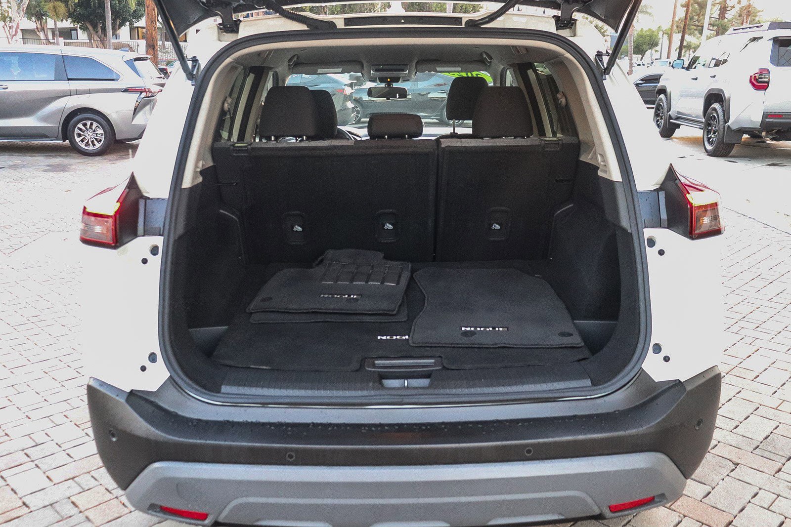 Used 2023 Nissan Rogue SV image 27