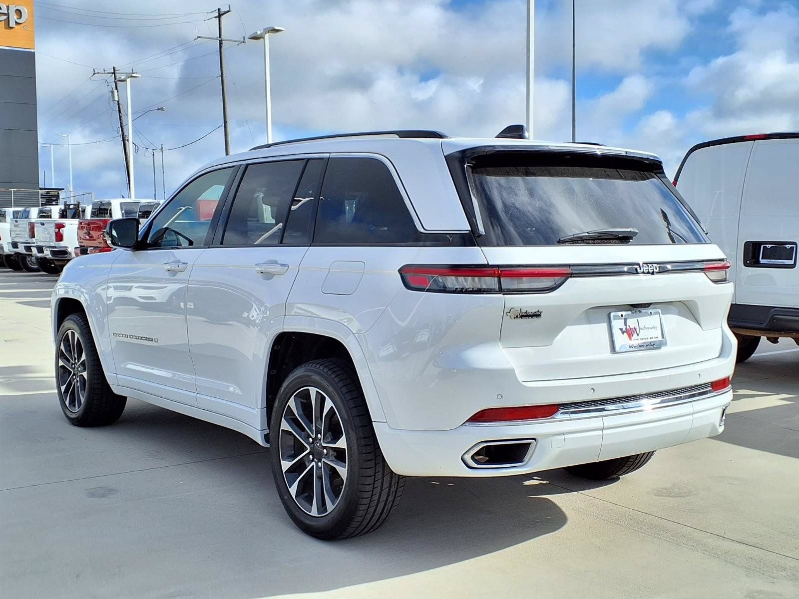 Used 2023 Jeep Grand Cherokee Overland RWD image 2