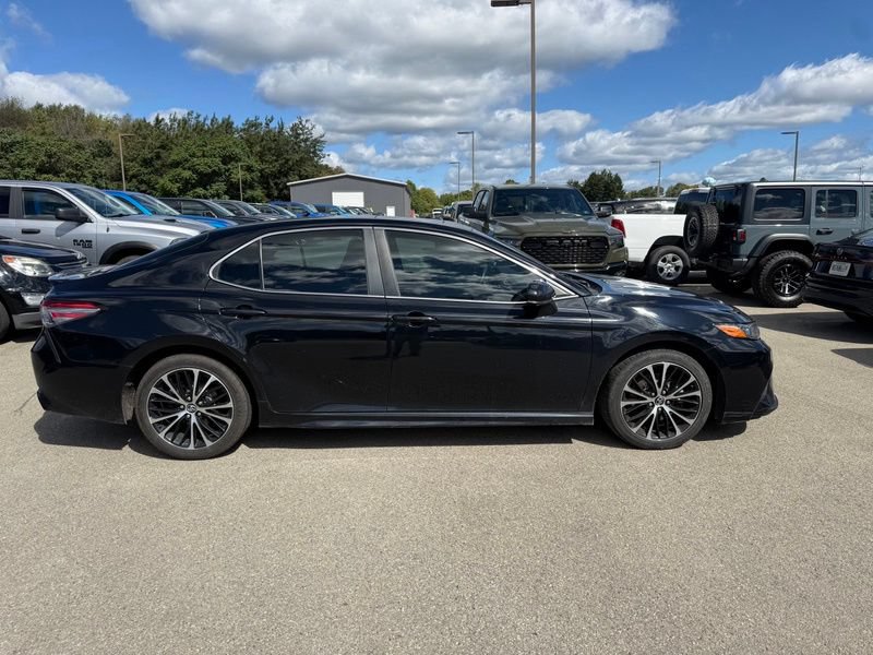 Used 2018 Toyota Camry SE w/ Moonroof Package FWD image 10