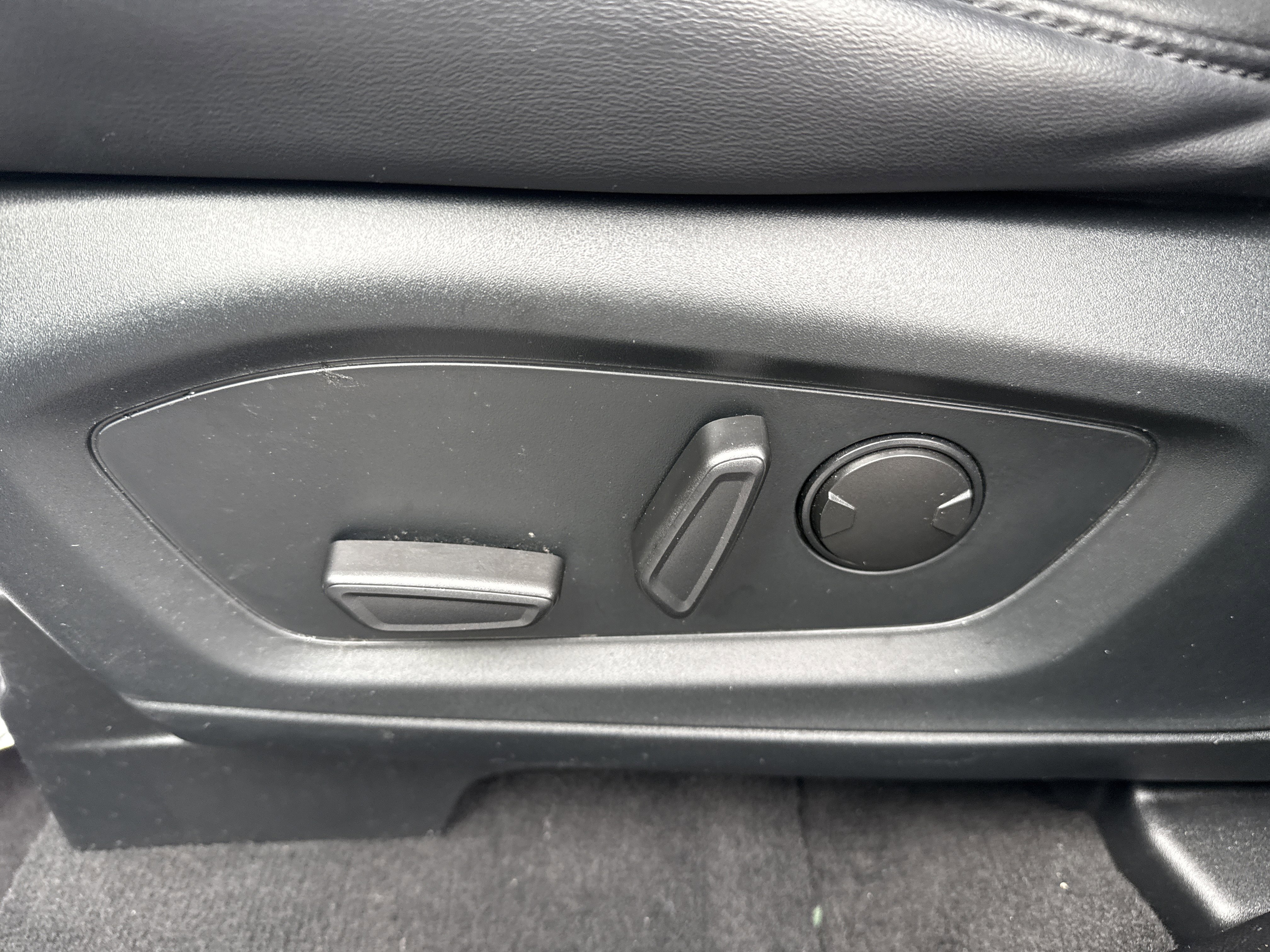 Used 2022 Ford Explorer XLT w/ Equipment Group 202A image 19