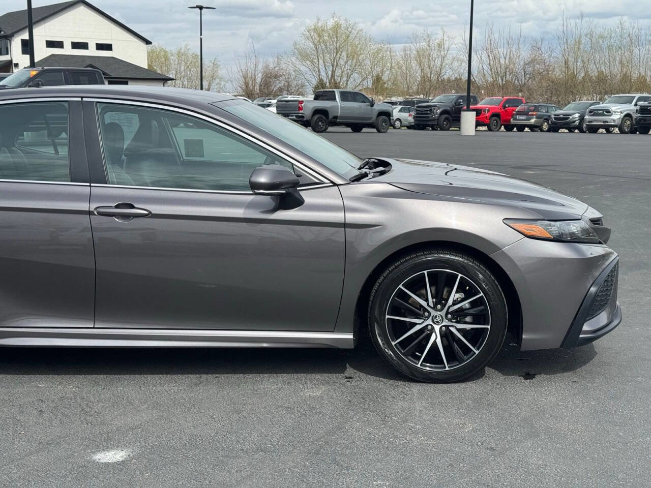 Used 2024 Toyota Camry SE FWD image 4