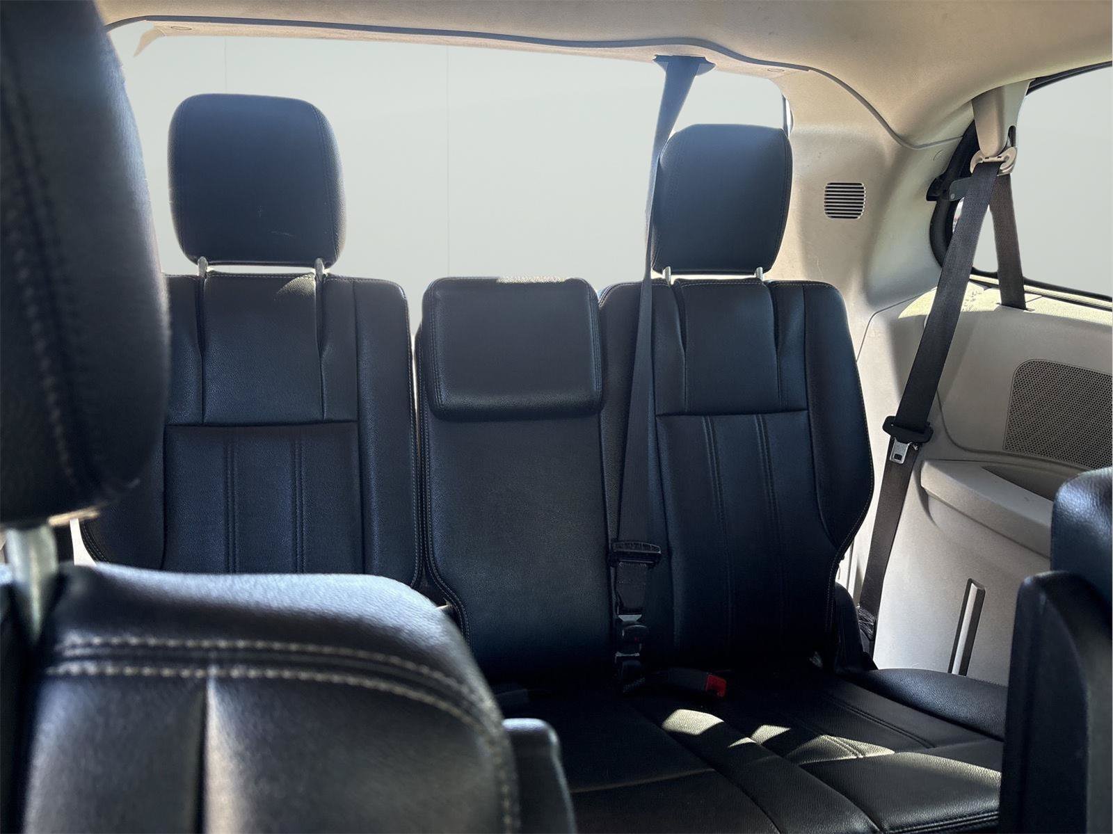 Used 2015 Chrysler Town & Country Touring FWD image 28