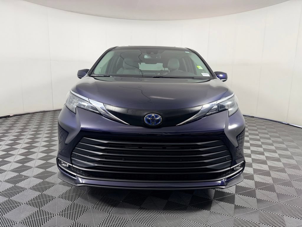 Used 2025 Toyota Sienna XLE w/ XLE Plus Package FWD image 11