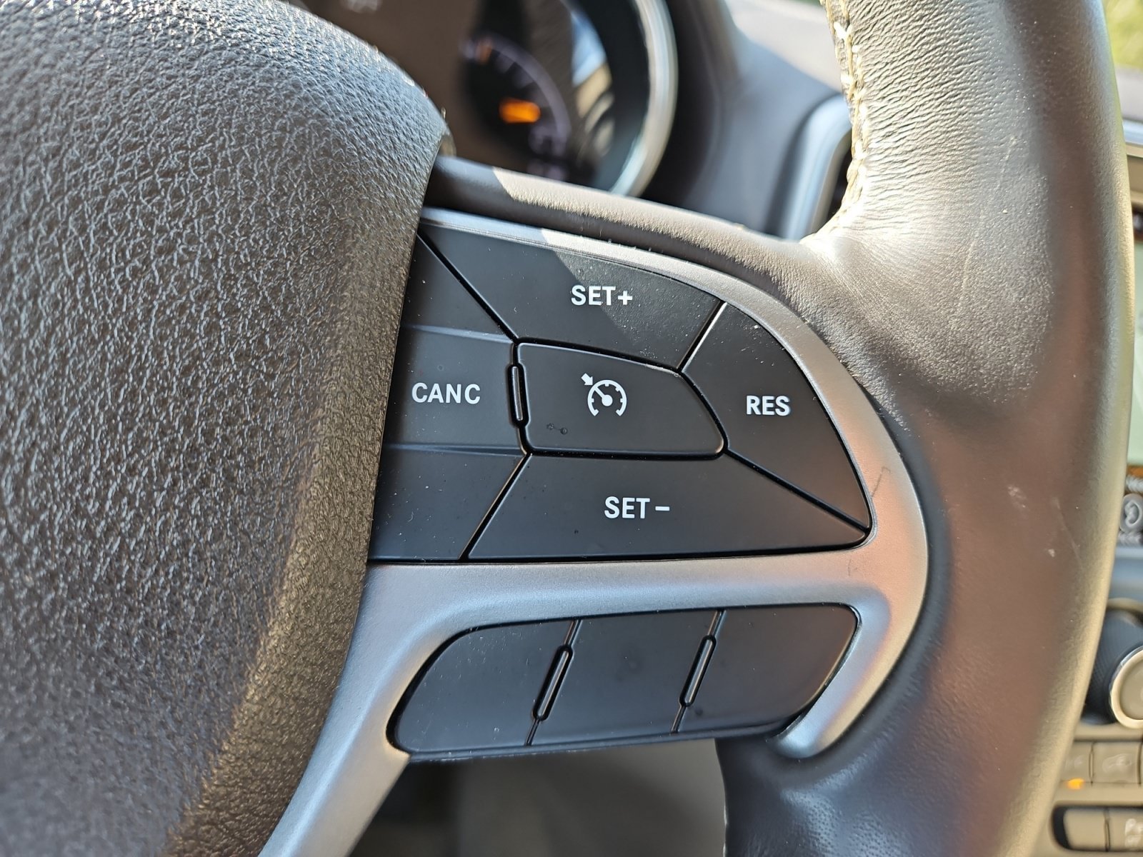 Used 2018 Jeep Grand Cherokee Overland AWD/4WD image 25
