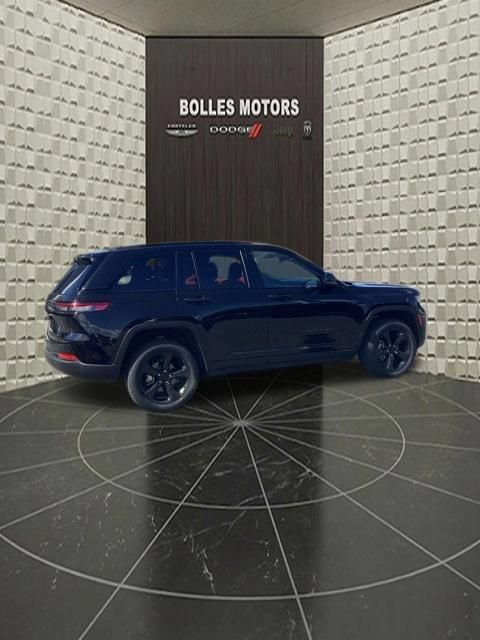 Used 2023 Jeep Grand Cherokee Altitude AWD/4WD image 5