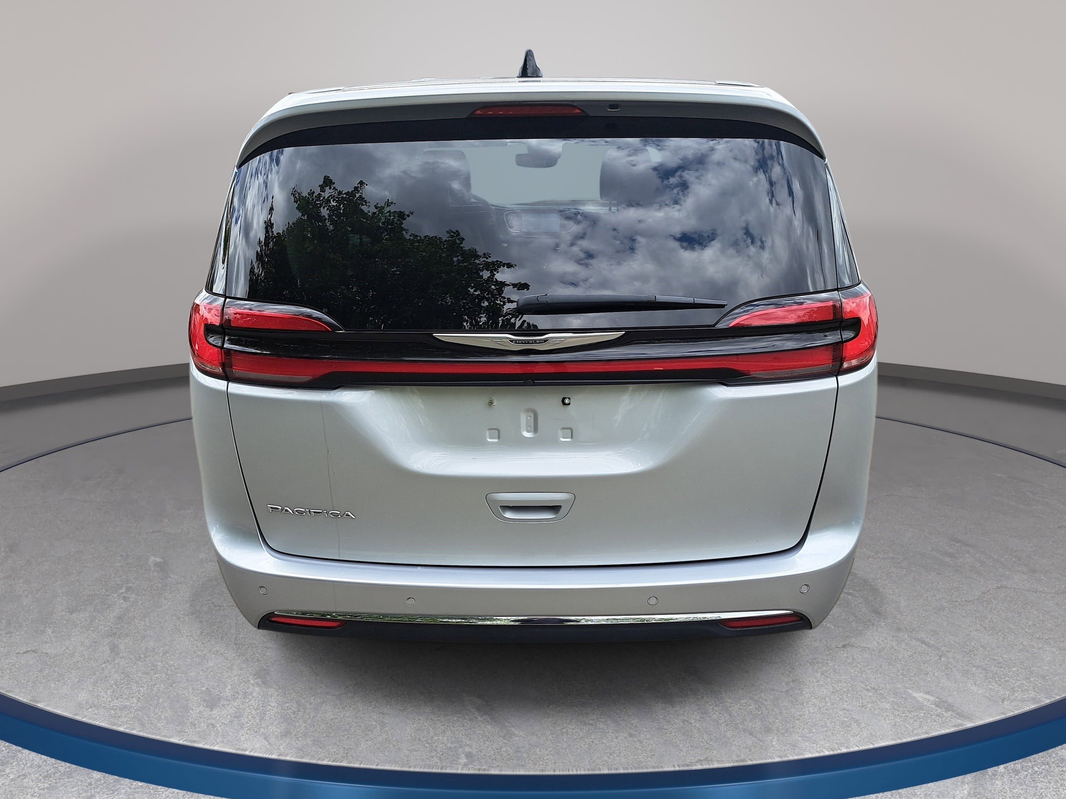 Used 2024 Chrysler Pacifica Touring-L FWD image 6