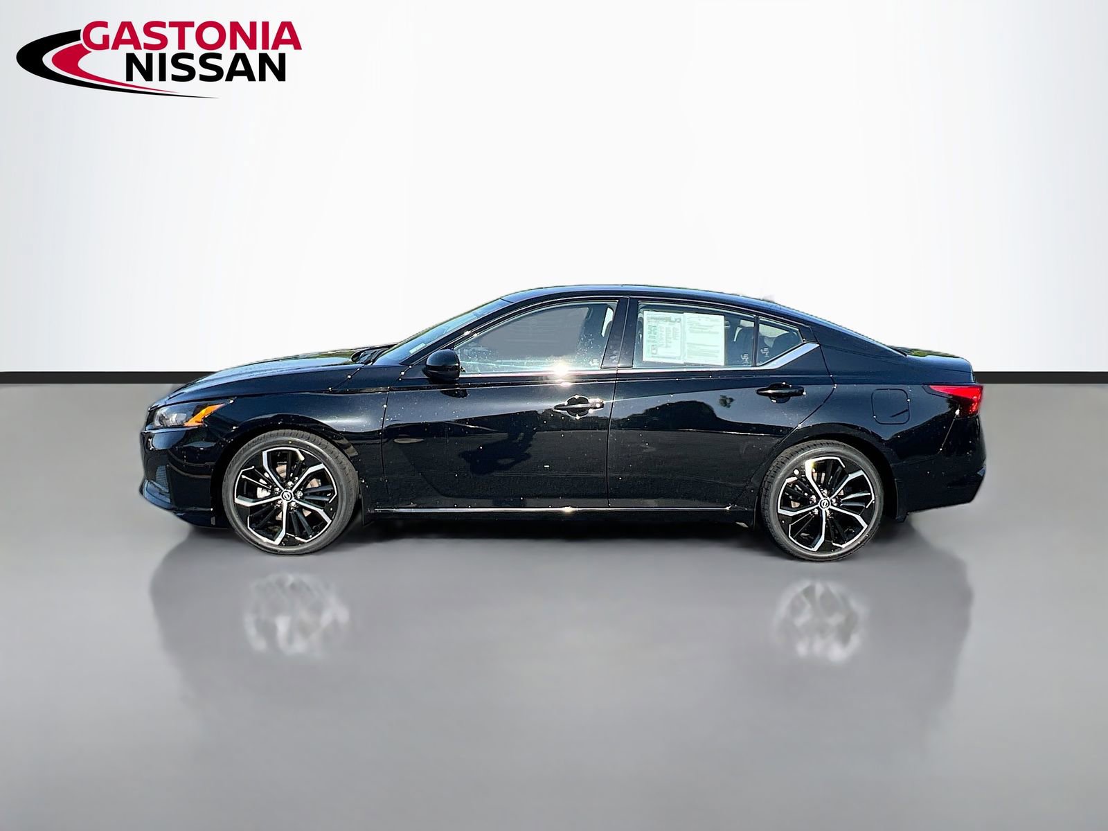 Used 2024 Nissan Altima 2.5 SR w/ SR Premium Package FWD image 5