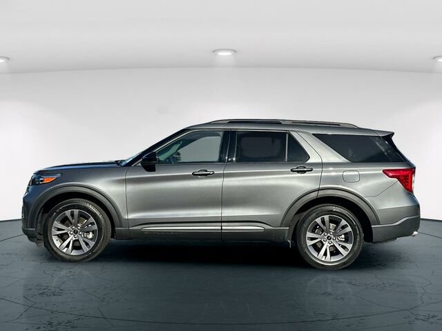 Used 2022 Ford Explorer XLT w/ Equipment Group 202A image 4
