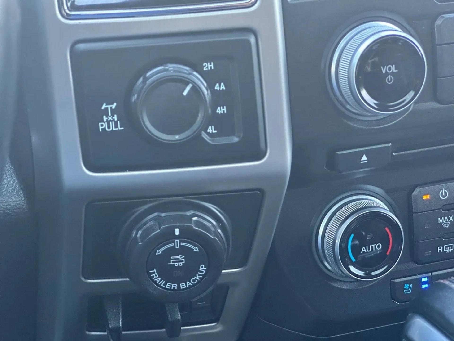 Used 2018 Ford F150 Platinum w/ Equipment Group 701A Luxury image 14