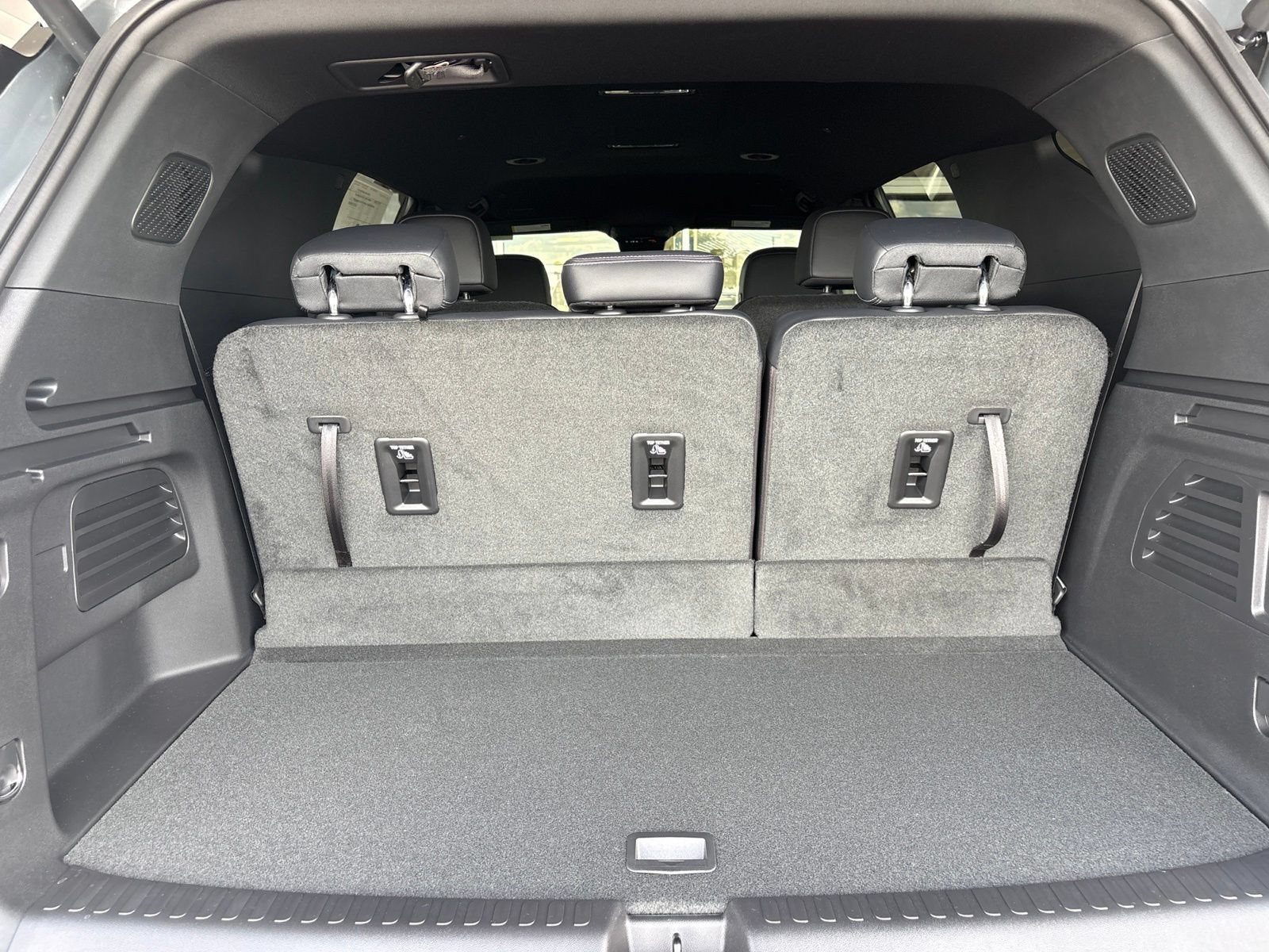 New 2027 Chevrolet Traverse LT w/ Midnight/Sport Edition FWD image 17