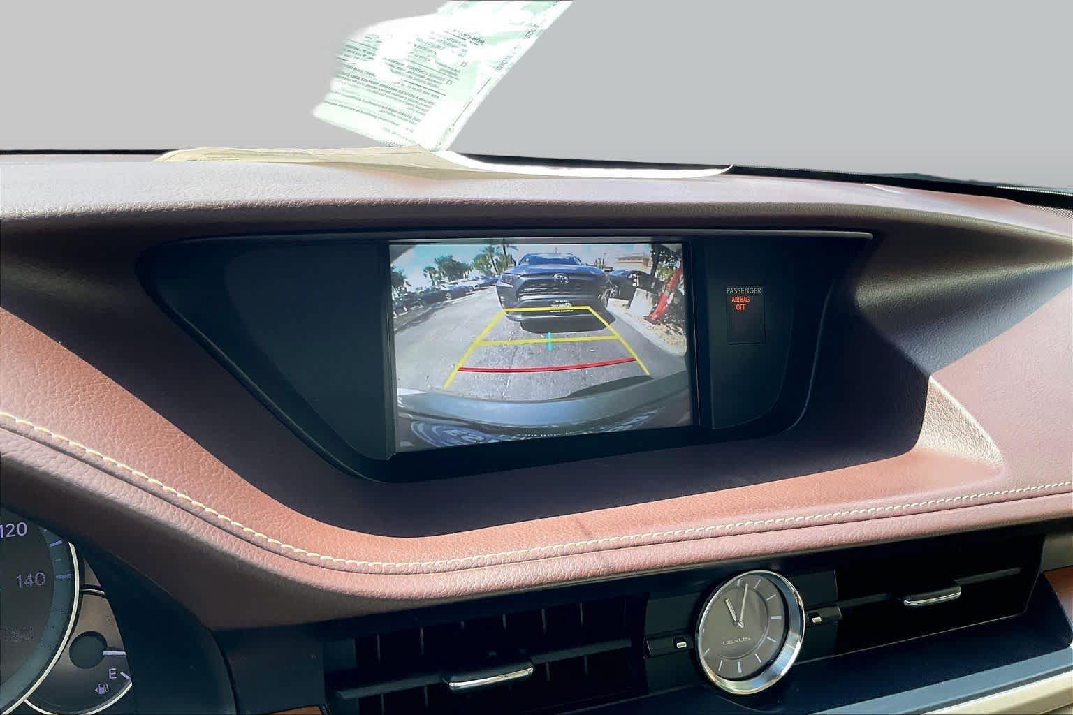 Used 2017 Lexus ES 300h w/ Luxury Package FWD image 21