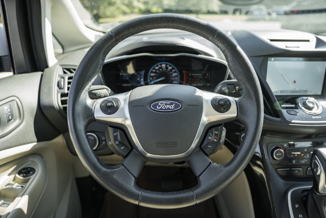 Used 2017 Ford C-MAX Energi Titanium FWD image 37