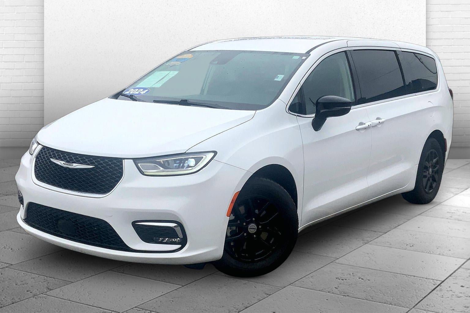 Used 2024 Chrysler Pacifica Touring-L image 12