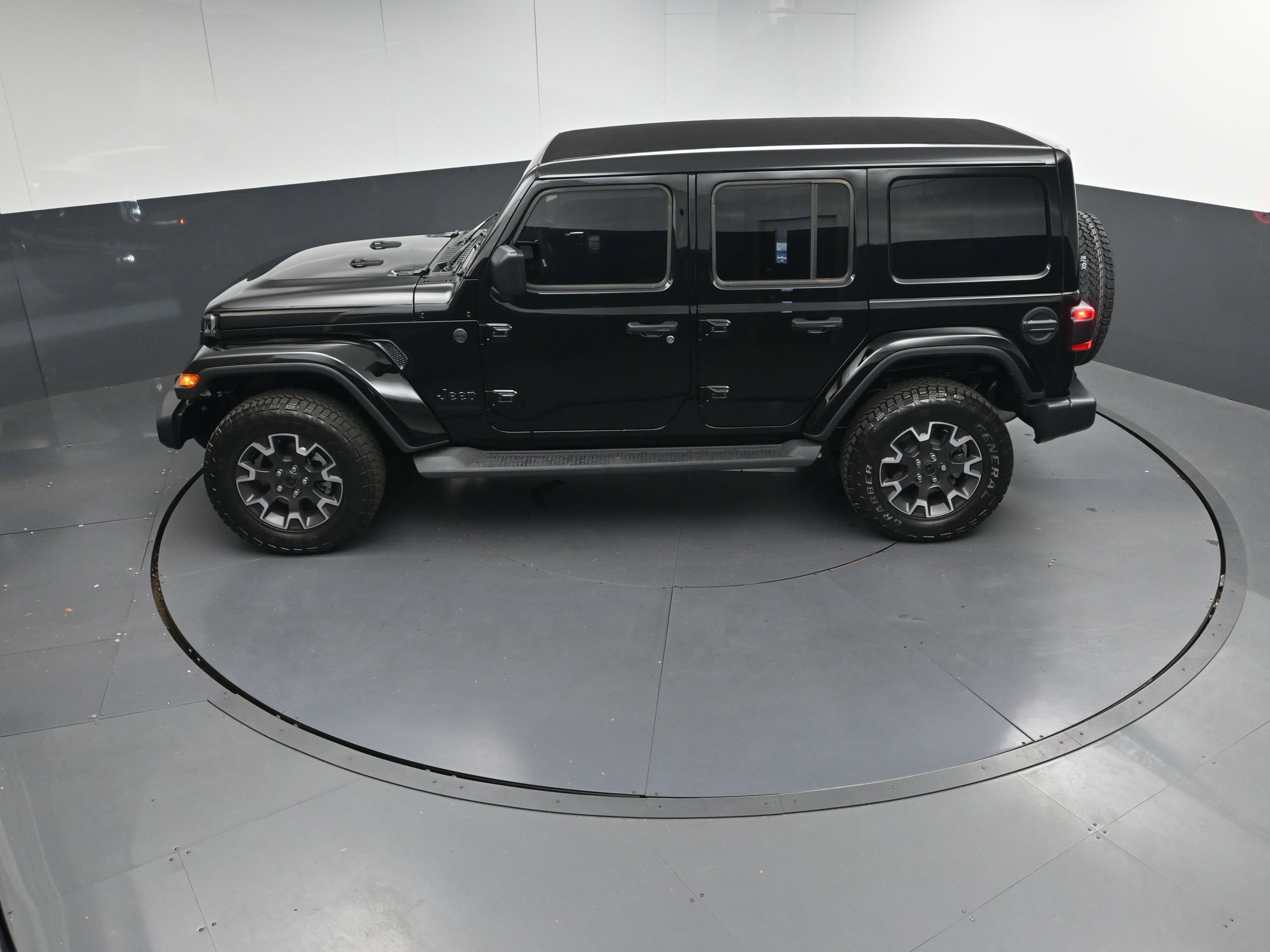 Used 2025 Jeep Wrangler Sahara image 33