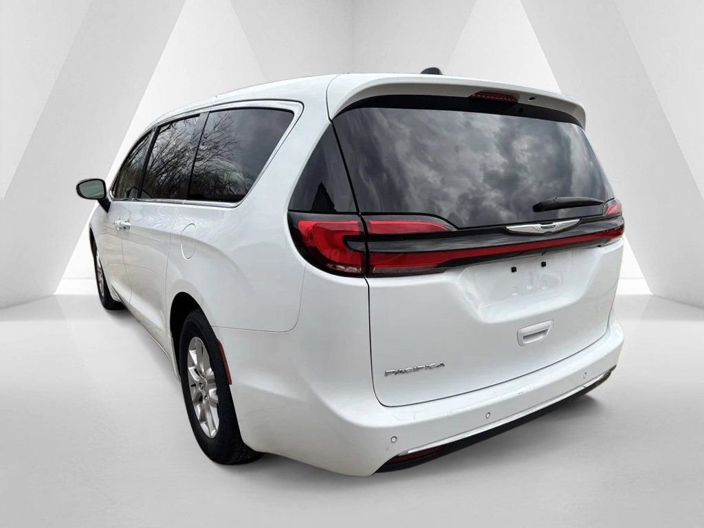 Used 2024 Chrysler Pacifica Touring-L image 5