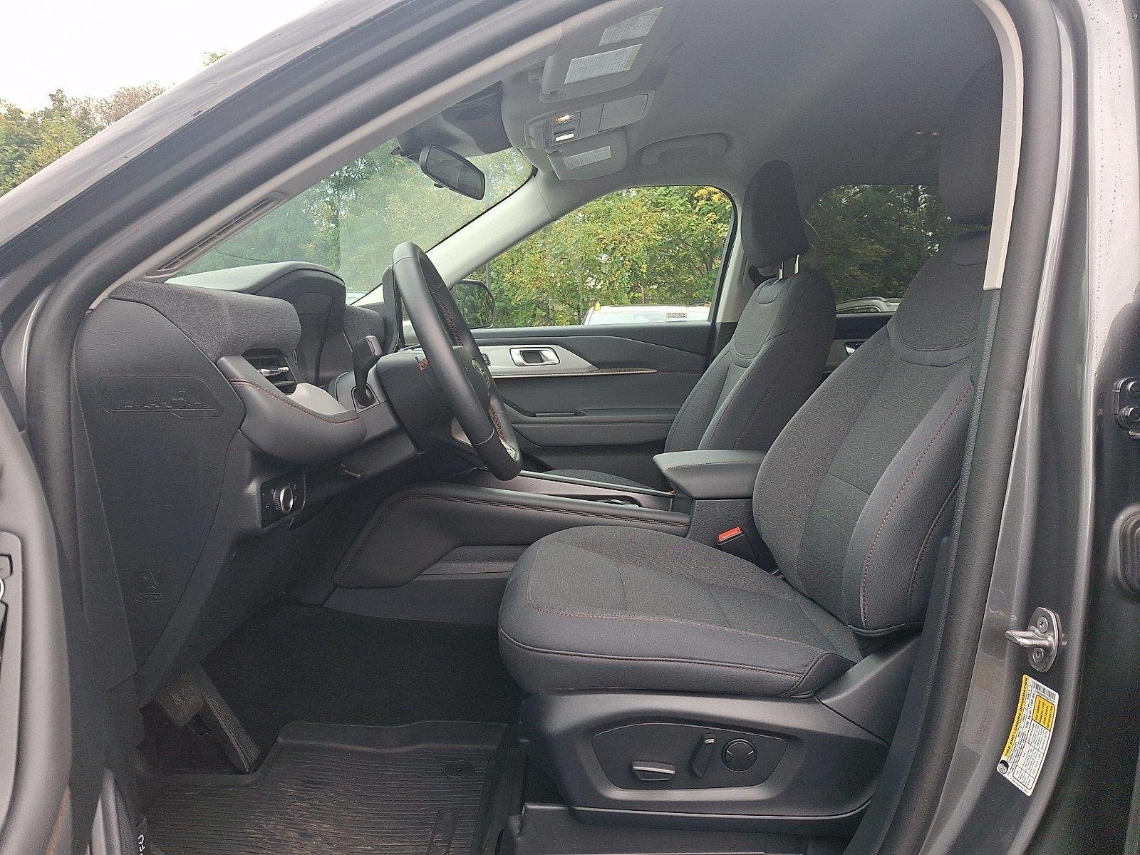Used 2025 Ford Explorer Active AWD/4WD image 14