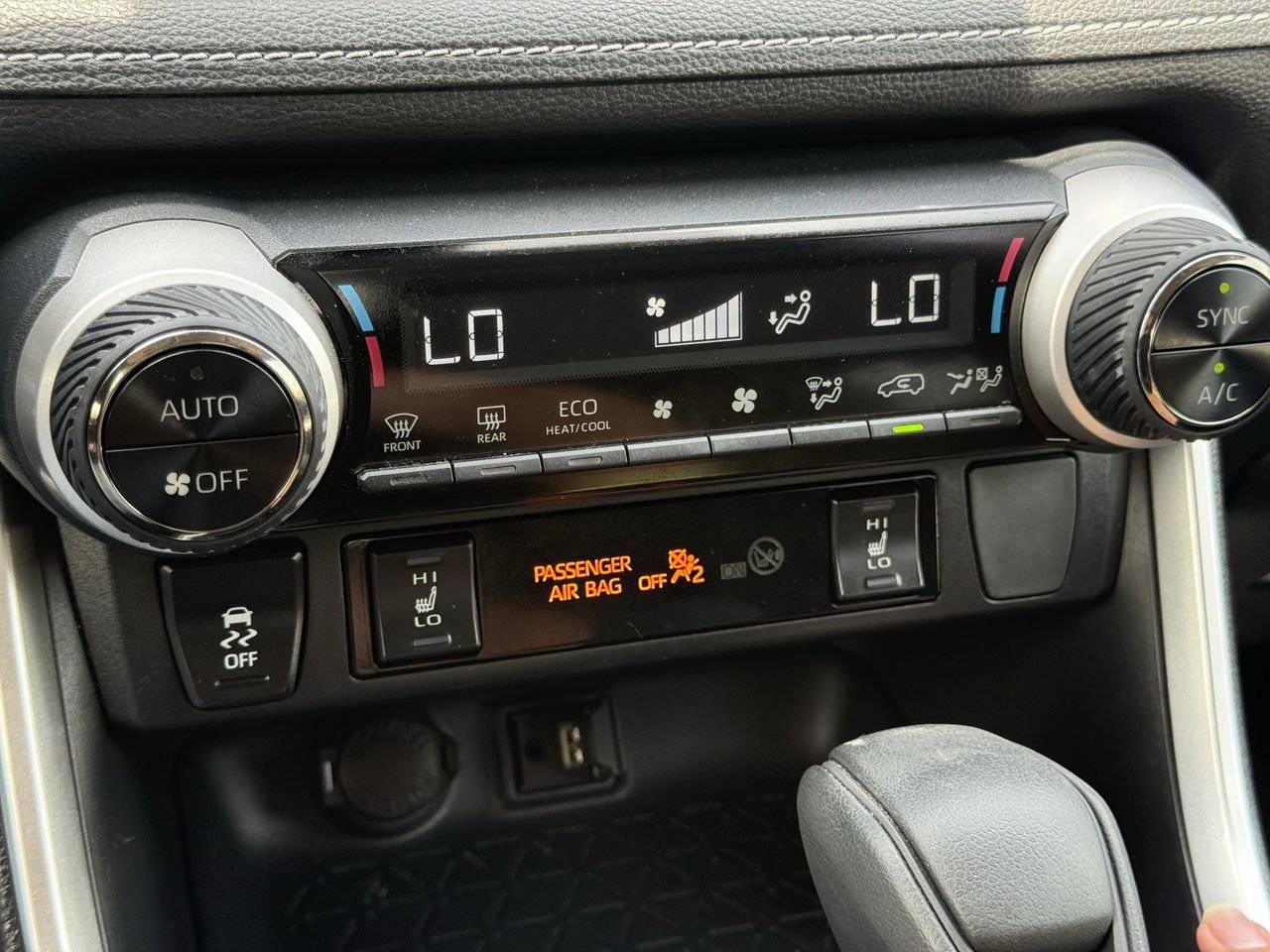 Used 2019 Toyota RAV4 XLE w/ Convenience Package FWD image 19