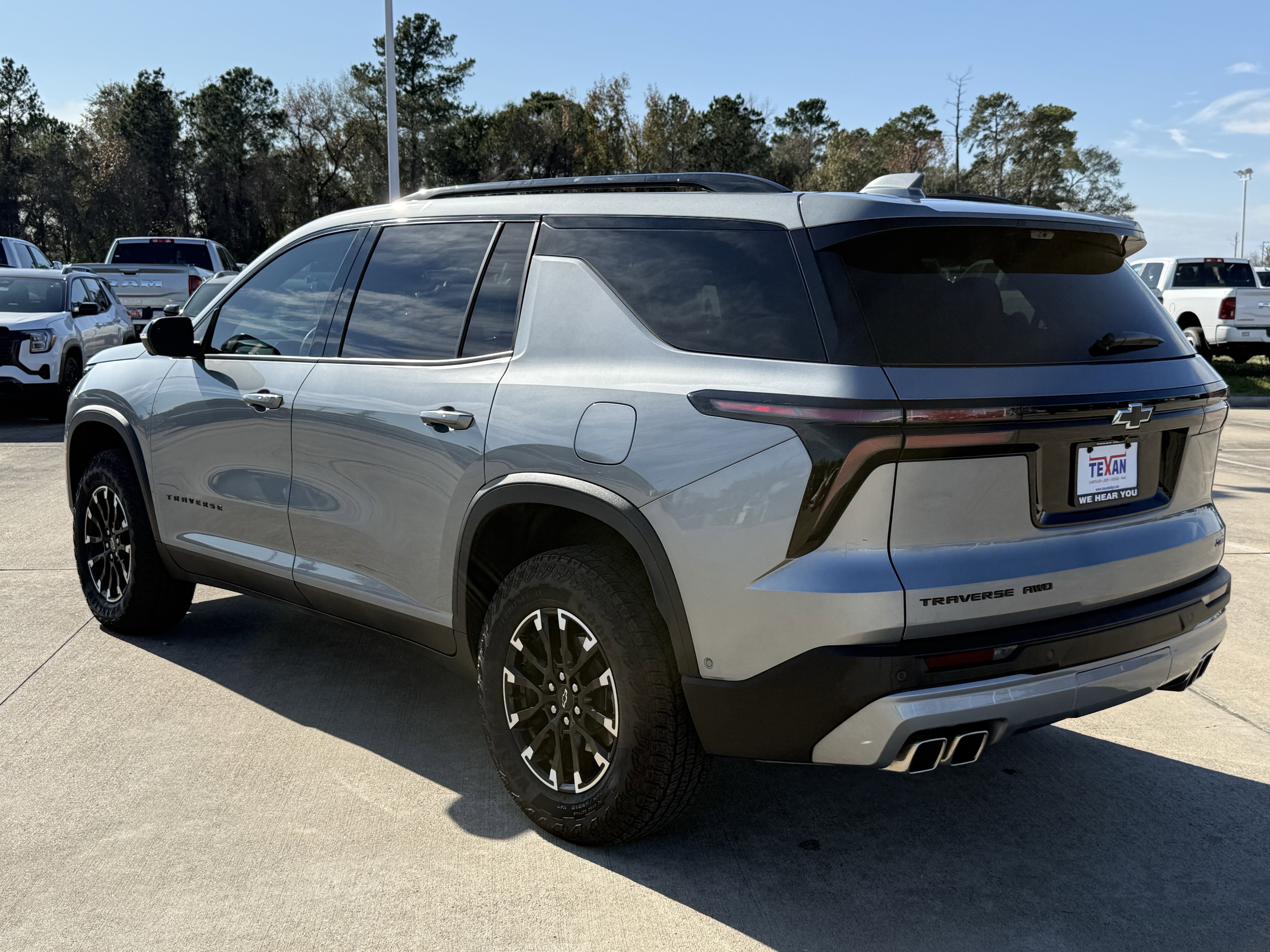 Used 2025 Chevrolet Traverse Z71 w/ Enhanced Driving Package image 7