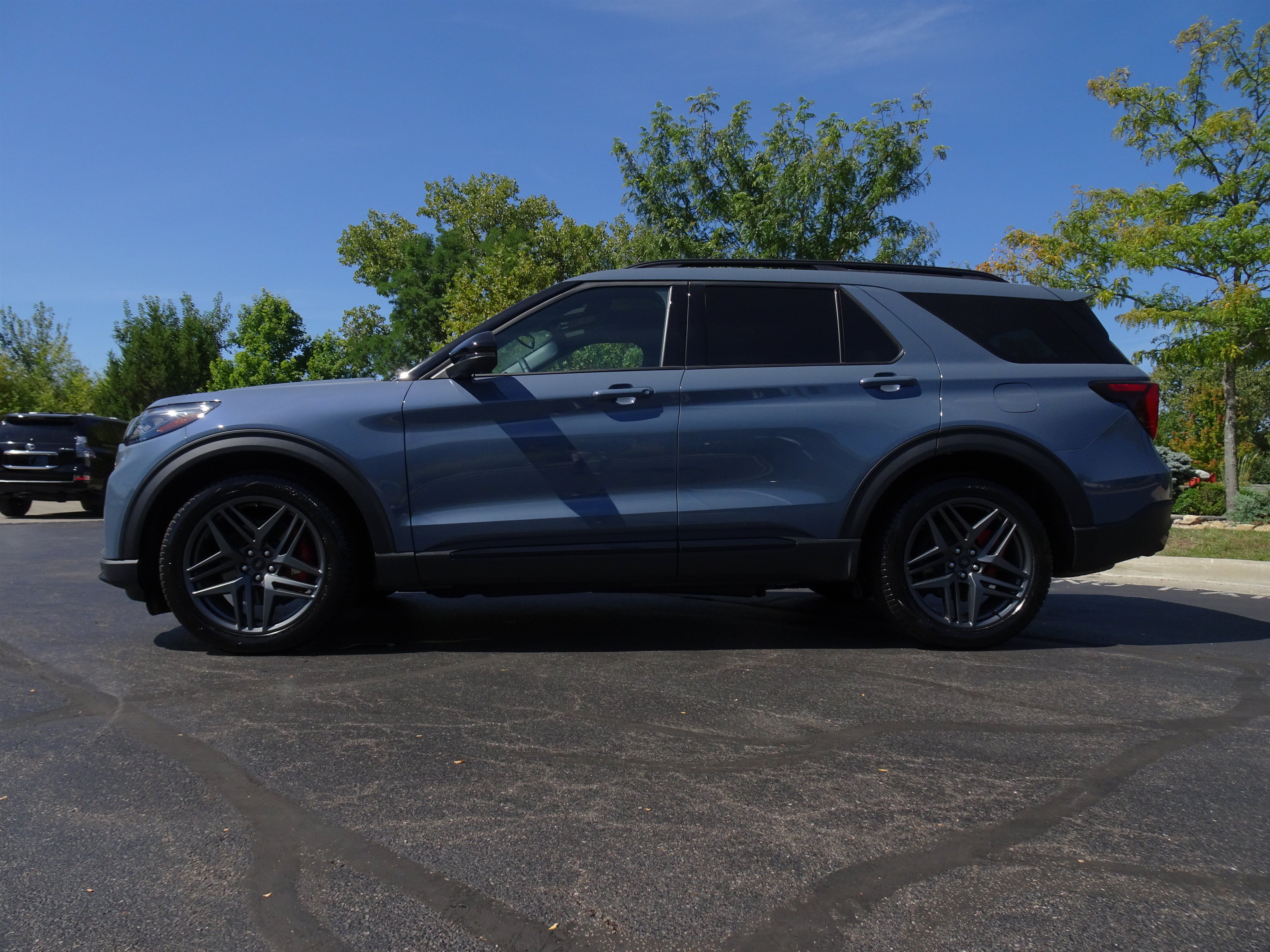 Used 2025 Ford Explorer ST AWD/4WD image 7