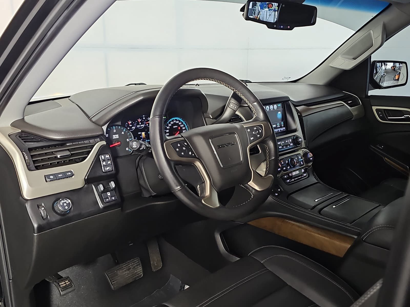 Used 2019 GMC Yukon Denali w/ Denali Ultimate Package RWD image 15