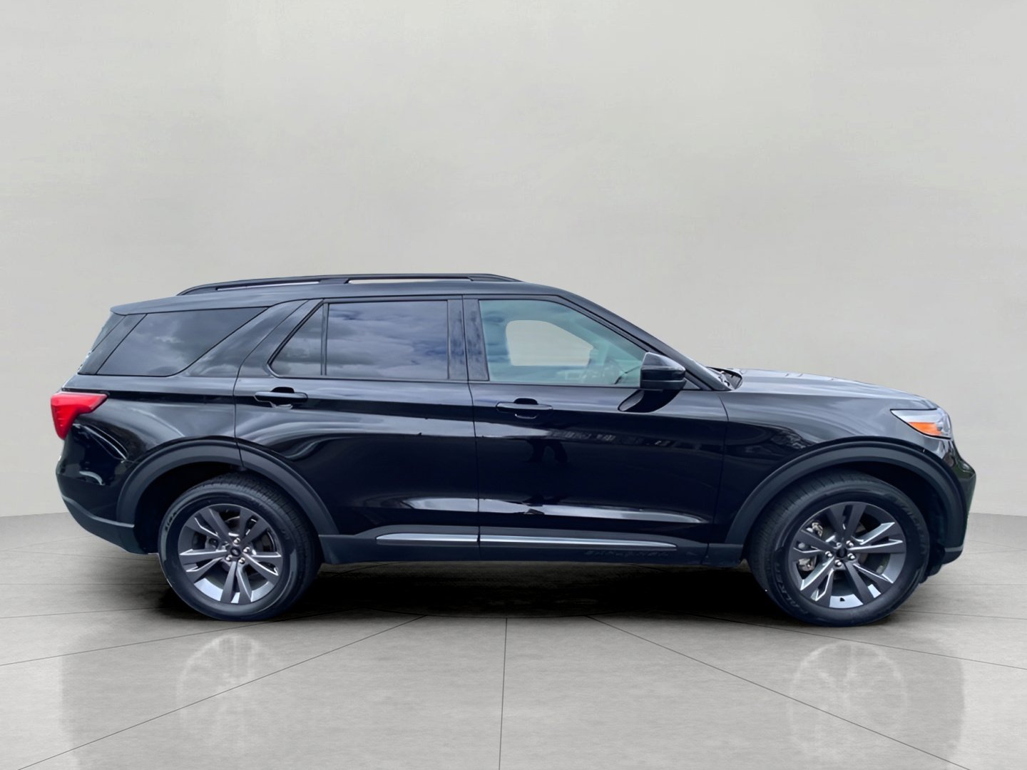 Certified 2023 Ford Explorer XLT w/ Equipment Group 202A AWD/4WD image 7