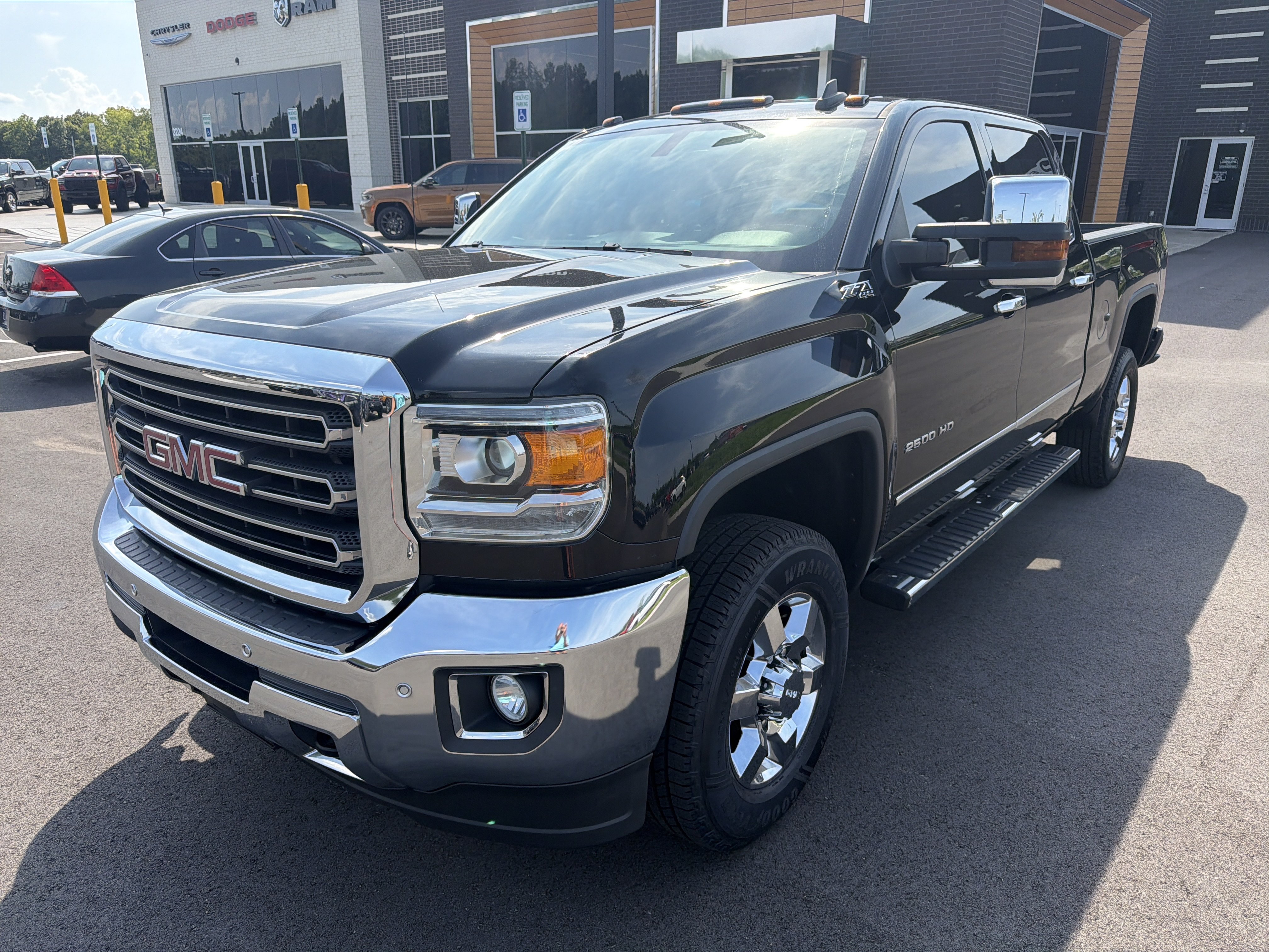 Used 2019 GMC Sierra 2500 SLT AWD/4WD image 2