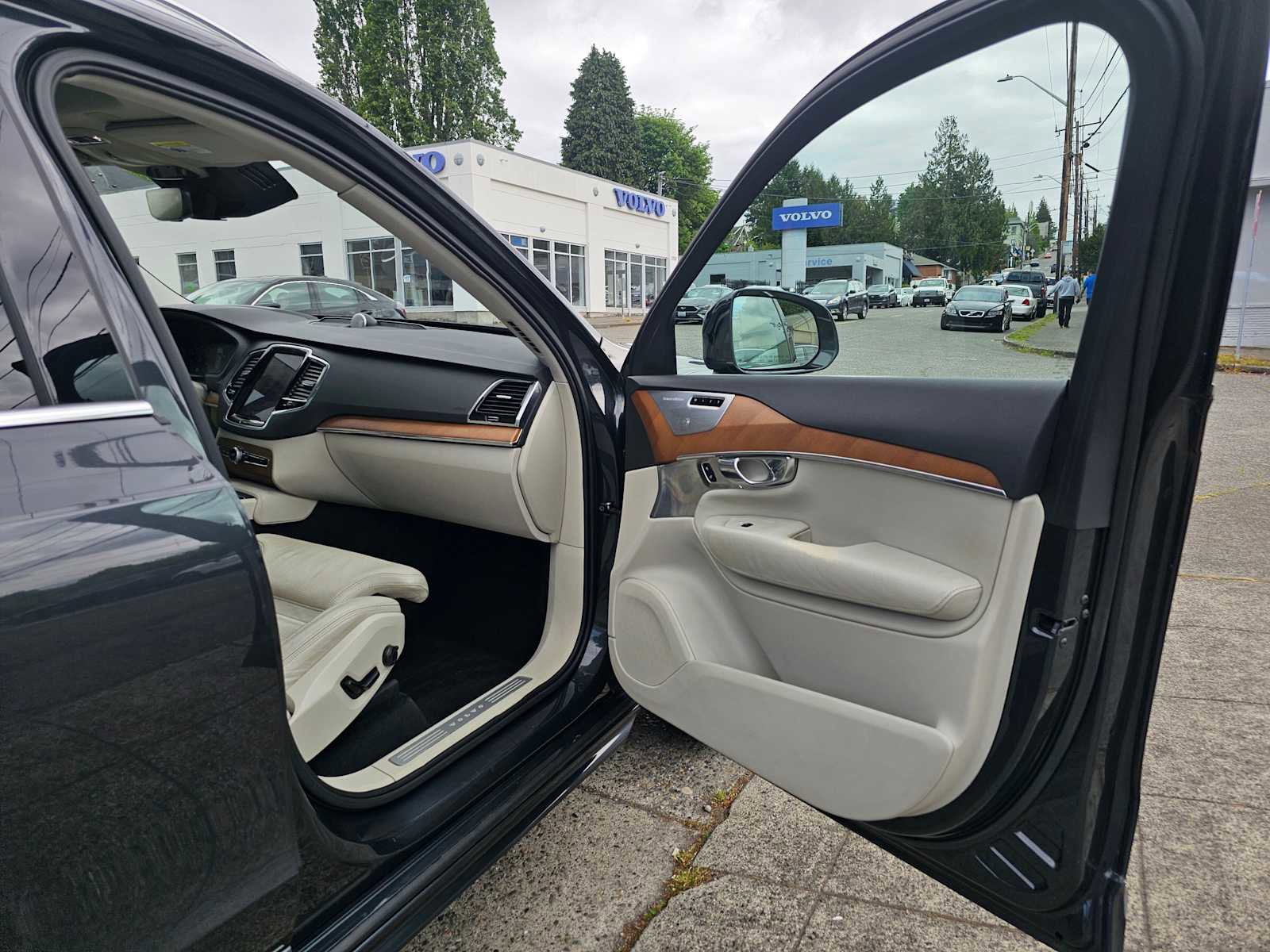 Used 2017 Volvo XC90 T6 Inscription w/ Vision Package AWD/4WD image 10
