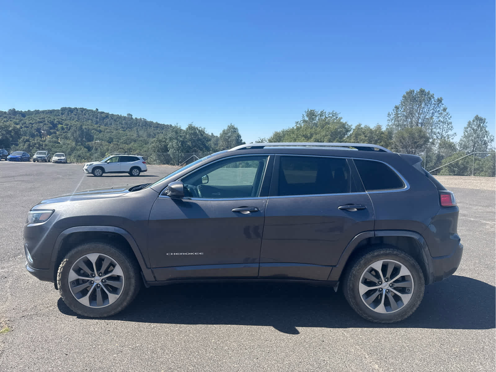 Used 2019 Jeep Cherokee Overland w/ Technology Group AWD/4WD image 8