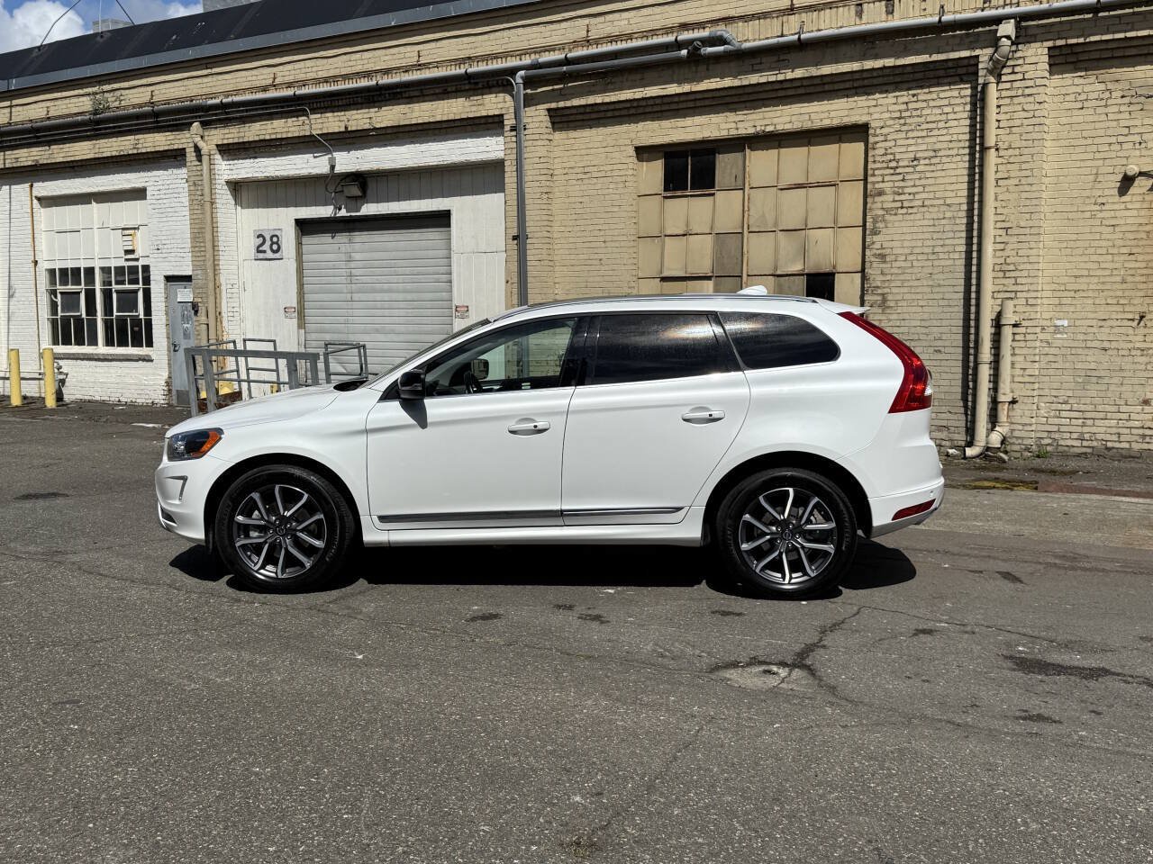 Used 2017 Volvo XC60 T6 Dynamic w/ Preferred Option Package AWD/4WD image 5