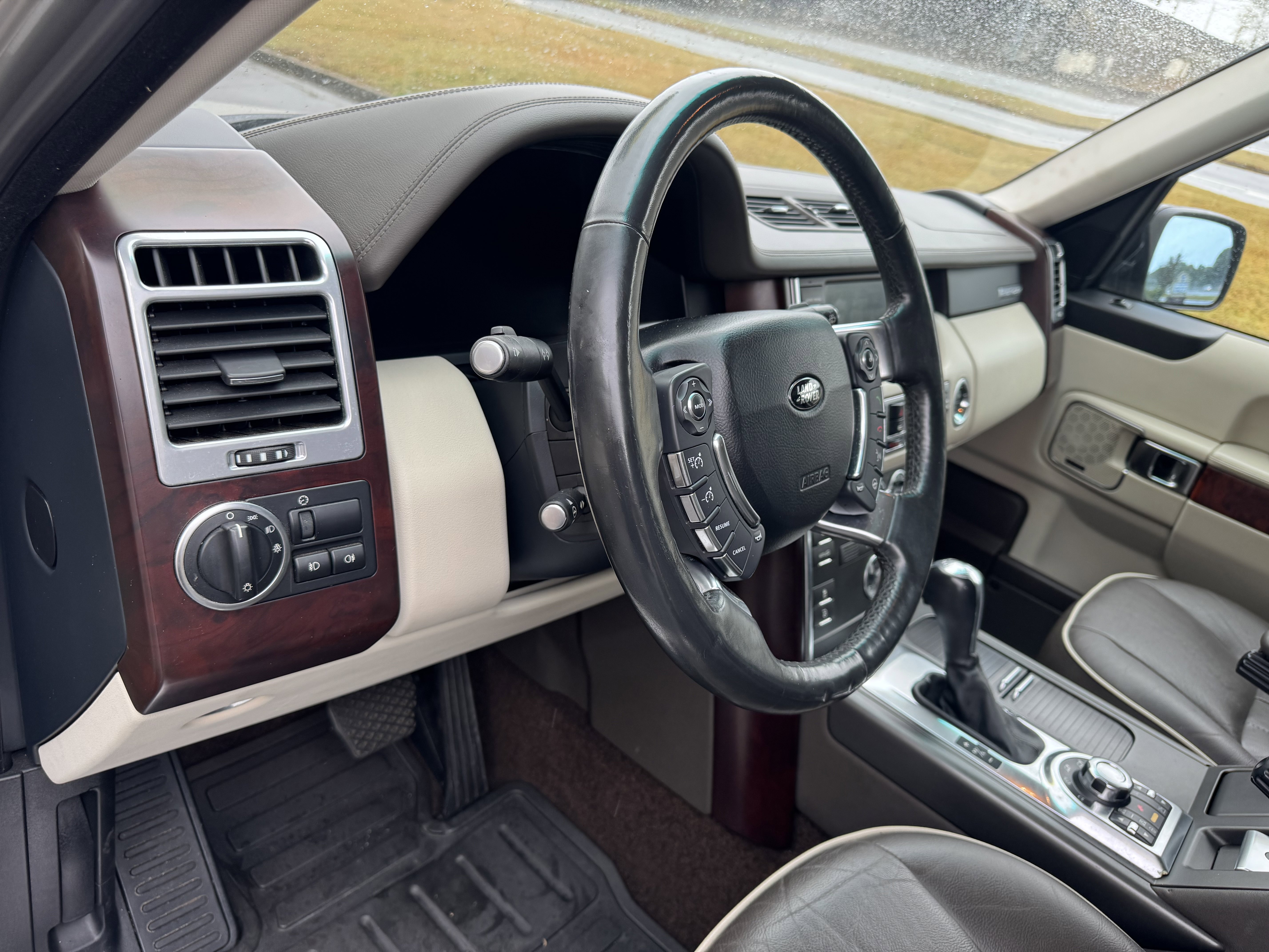 Used 2012 Land Rover Range Rover HSE image 24