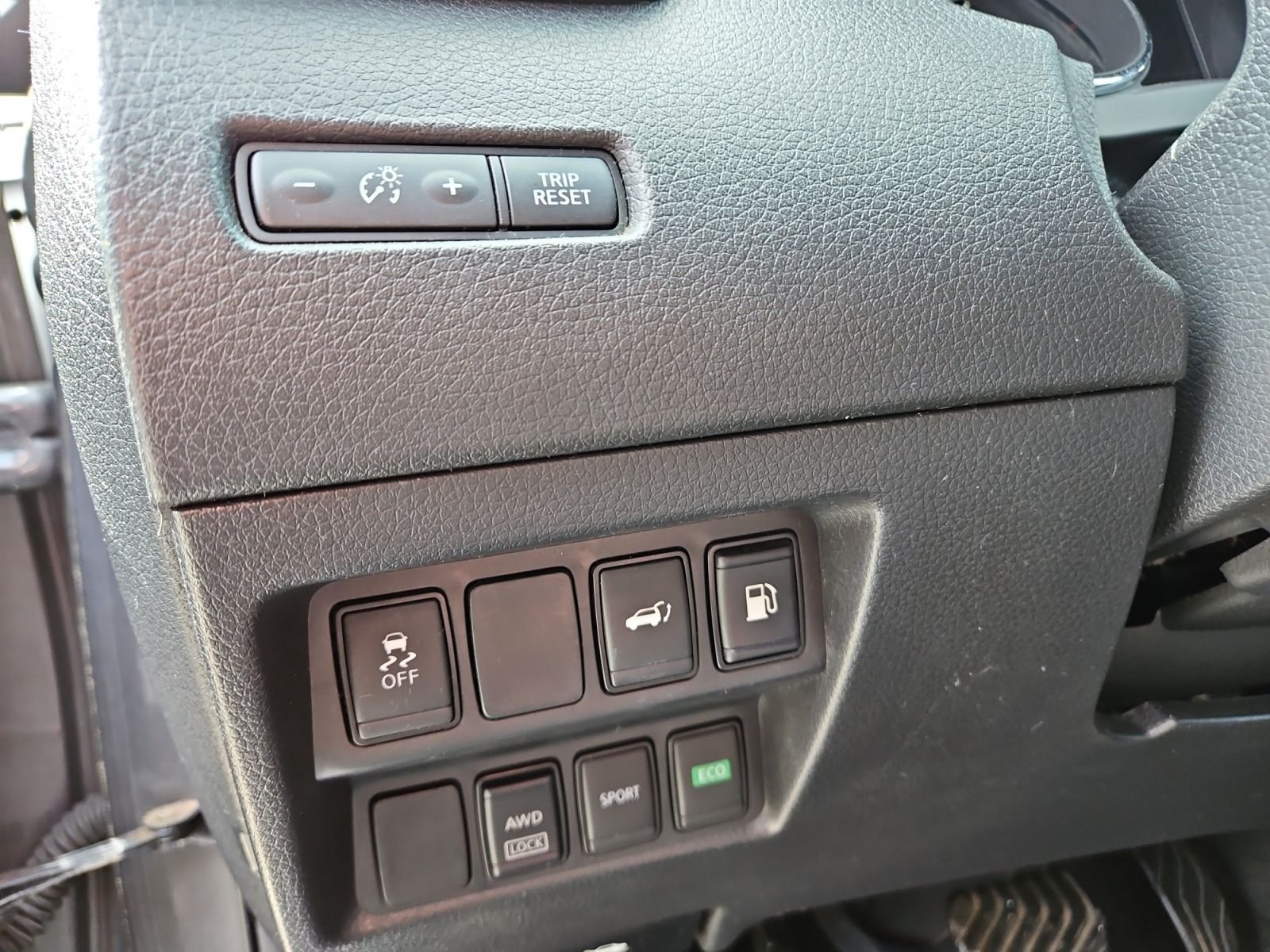 Used 2018 Nissan Rogue SV AWD/4WD image 23