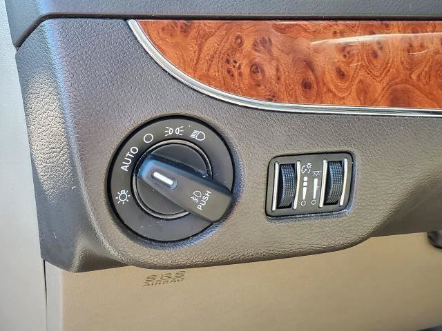 Used 2014 Chrysler Town & Country Touring FWD image 8