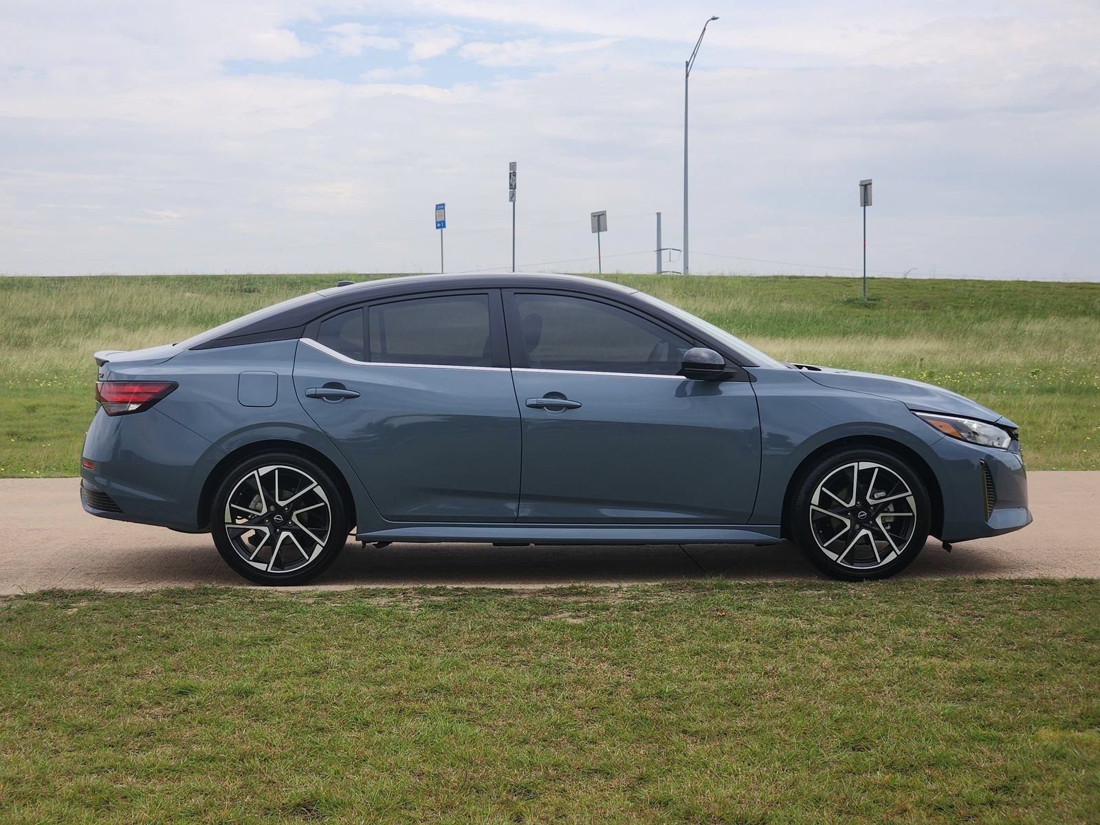 Certified 2025 Nissan Sentra SR FWD image 7