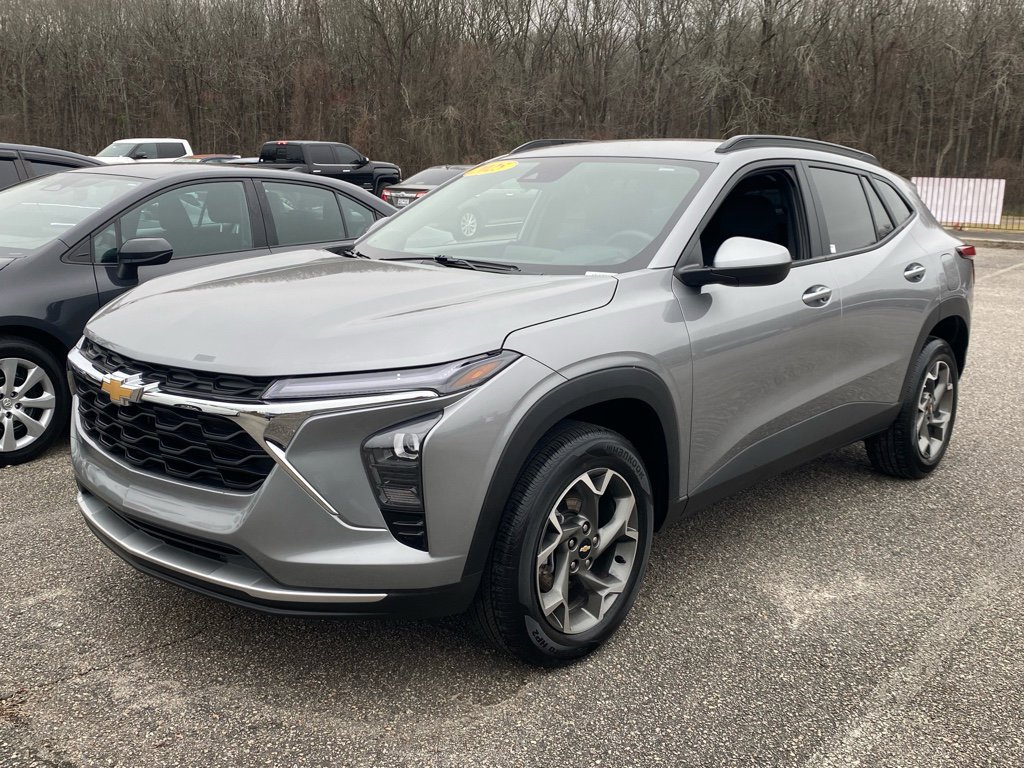 Used 2025 Chevrolet Trax LT w/ LT Convenience Package image 2