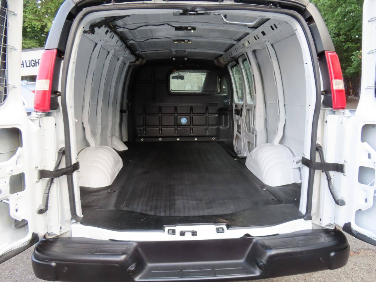 Used 2018 Chevrolet Express 2500 w/ Driver Convenience Package RWD image 15