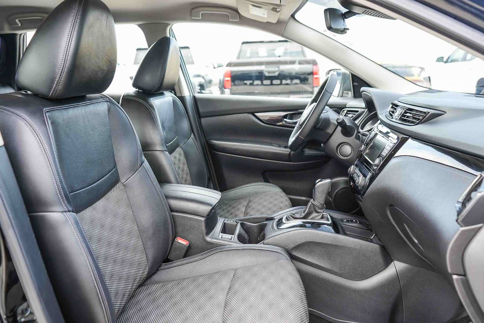 Used 2021 Nissan Rogue Sport SV w/ Technology Package FWD image 16