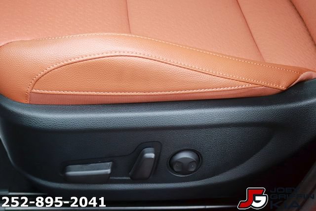 Certified 2025 Kia Soul EX FWD image 17