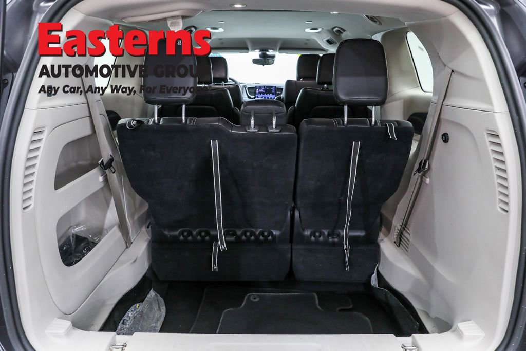 Used 2023 Chrysler Pacifica Touring-L FWD image 9