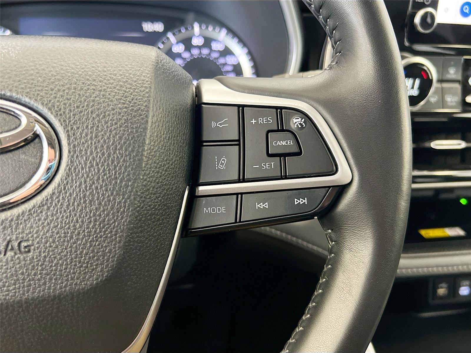 Used 2024 Toyota Highlander XLE image 36