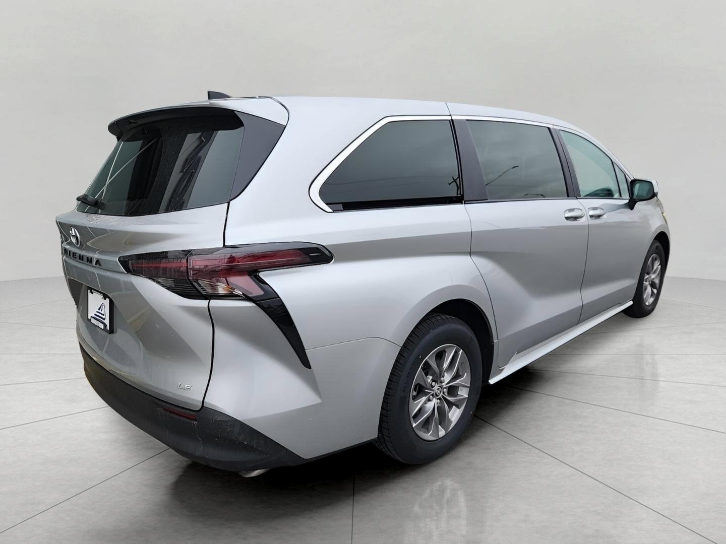 Used 2025 Toyota Sienna LE image 36