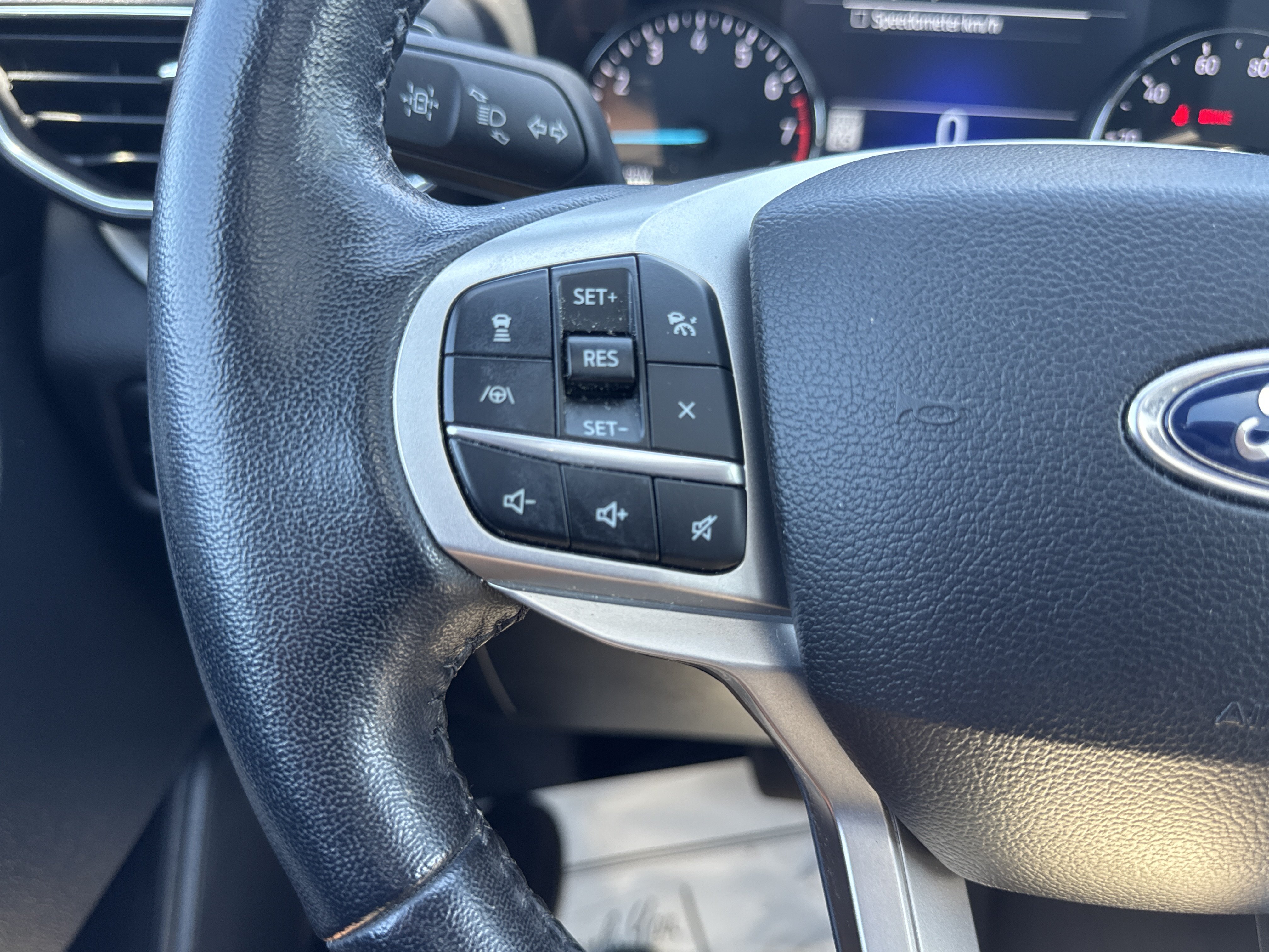 Used 2022 Ford Explorer XLT w/ Equipment Group 202A AWD/4WD image 22